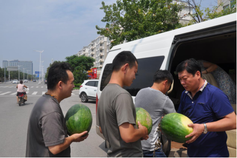 酷暑送清凉    情意润心田